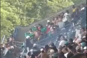 太阳报:哥伦比亚联赛球迷斗殴导致比赛中断,超300人被逐出球场