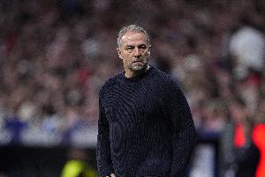 每体:弗里克在训练中试验无锋阵,奥尔莫、亚马尔都有能力踢