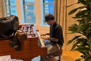 崭新形象!维尼修斯晒度假图集:❤️家人、挚友,还有惬意假期…