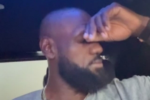 心情不错!詹姆斯晒车内自嗨片段:有史以来我最喜欢的歌曲之一!