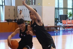 禁区对线,硬碰硬!来看福建男篮训练激烈对抗!