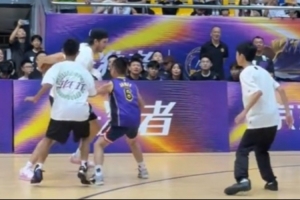 1打3!里夫斯与身穿詹姆斯球衣的小球迷进行了对决 “艰难”取胜