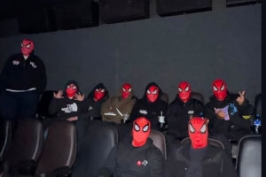 蜘蛛侠新作上映!内马尔社媒晒在影院戴蜘蛛侠头套照片