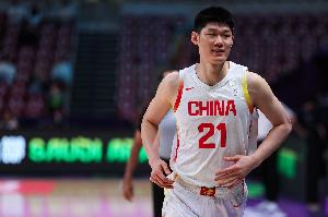 效率可以!半场胡金秋2中2拿4分4板 赵嘉义5中3得9分