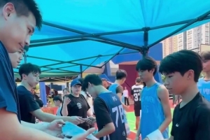 香港金牛校园访问!指导年轻球员分享职业球员的生活与经验
