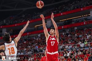 主攻手!赵嘉义半场三分3中3贡献全队最高12分 罚球4中3