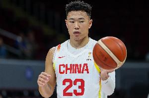 手感不佳!贺希宁半场5中1仅拿3分2篮板 正负值-13