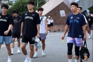 广州龙狮男篮已在德江县体育馆完成踩场 期待今晚的比赛!