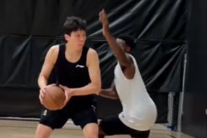 我打DPOY?杨瀚森与JJJ合练:我被打爆了 小乔丹在身边指导