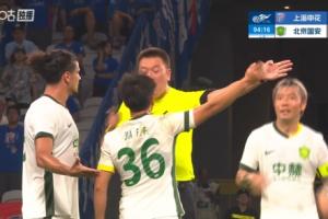 3-0不满足!裁判吹终场哨后,国安球员抗议要求追溯最后一攻点球