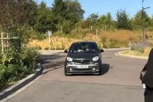 引发热议!太阳报:法比安开Smart抵达训练场,巴黎队友都开豪车