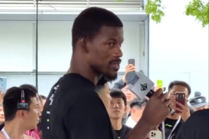 期待你王者归来!巴特勒成都观看球局 并表示“I 'll be back”
