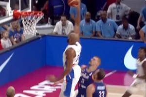 你是谁?看FIBA的戈贝尔怎么打球?试探步晃开防守突破炸扣