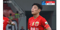 武磊双响!杨希禁区被放倒造点,武磊主罚命中,海港2-1反超海牛