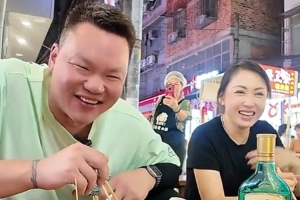 朱芳雨约体校美女班长南宁街头嗦粉:一碗老友粉 吃出了整个青春