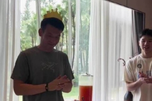 再次祝解指导生日快乐 球员这次好乖 一起庆祝都不敢乱来