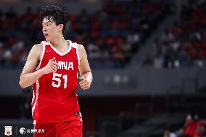 也是降维打击!杨瀚森首节替补4中3拿下7分3板1助1帽 带队轰9-0