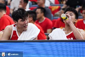 媒体人:杨瀚森是中国男篮的战术核心 他的性格也适合成为主心骨