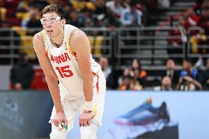 周琦:FIBA比赛基本5分钟就要换内线 比赛强度高&无氧对抗消耗大
