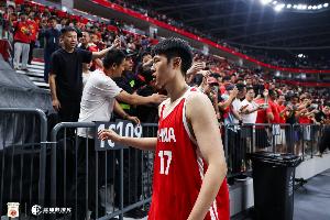 这3D真好使!赵嘉义上半场三分3中2得到6分2板2助 还有2抢断