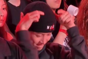 致敬詹姆斯还是字母哥?王嘉尔在AJ的活动中做出“戴皇冠”姿势