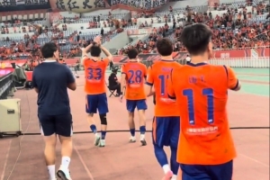 足协杯0-3完败海港!泰山队球员赛后谢场球迷高喊:继续战斗