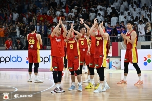 解说:中国男篮最可贵的是被反超后没崩 多人站出来顶住了压力