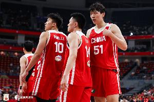 羊城晚报:杨瀚森打出了国家队生涯的代表作 攻防两端存在感十足