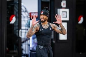 开拓者官推:去年NBA进了103227个球 过去一年利拉德进了100100个
