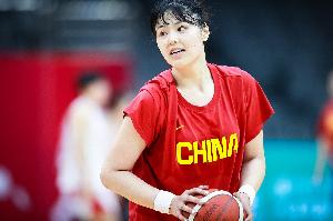 李月汝丢护照媒体人三问 :何需邮寄?何不早备?何不回国补办?
