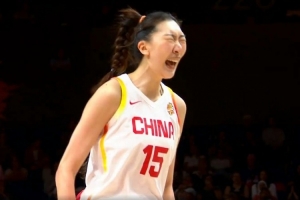 怒吼起来了!韩旭作掩护后外弹 接球三分空心命中打停捷克!