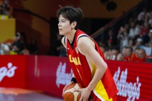效率很高!杨舒予上半场4投3中&三分1中1得到7分3助攻