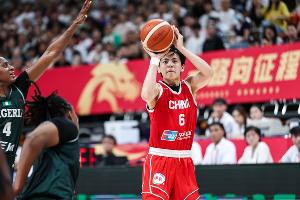 完美表现!杨舒予8中5贡献15分11助3板2断 关键2罚全中锁定胜局