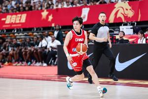 拼尽全力!杨舒予15中7贡献19分5助 三分5中3