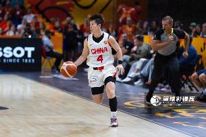 张曼曼+李缘合计5中1仅得3分1助!媒体人:控球后卫只负责控球?