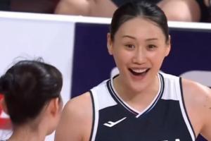 怎么那么高啊!张子宇站着轻松2+1 韩国女篮气笑了