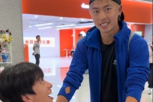 有缘千里来相会!李镇全接受手术返回重庆,在机场偶遇汪士钦