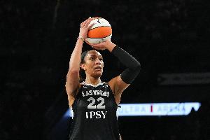 效率爆炸!阿贾·威尔逊上半场16分钟13中10狂轰21分 正负值+23
