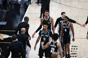 福克斯:卡斯尔/哈珀成长或影响我首发?完全不担心只想帮助球队