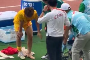 东体现场报道:毛伟杰受伤下场后表示不用坐轮椅,走路一瘸一拐