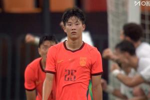 半场0-3落后巴勒斯坦,国足球员神情失落,韦世豪与对手进行交流