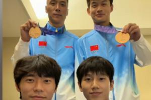 庆祝一下!向余望、胡荷韬、刘浩帆、于大宝四人合拍手势舞庆祝
