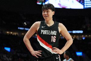 媒体人:杨瀚森在开拓者仍不乐观 搭档莫兰特利拉德内线必须清空