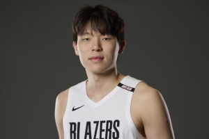 媒体人:杨瀚森左右手的勾手把握性是明显提升了 练的就是这一手