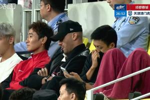 蓉城vs津门虎27分钟仍0-0,镜头给到本场停赛的韦世豪和费利佩