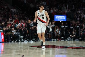 半场战报-开拓者72-33领先伦敦雄狮 杨瀚森4分1板1助