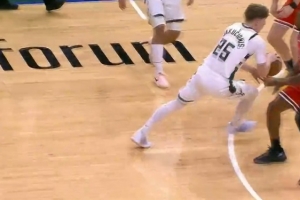 神来之笔!鲍威尔搂了一把 亚库乔尼斯顺势拧身抛投打板2+1!
