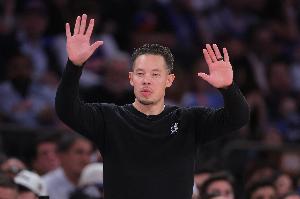 解说:马刺第一次尝试三后卫阵容 资源分配上会比较奇怪