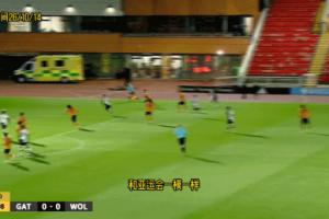 徐彬在狼队U21比赛再次出现“送角球”配合失误,遭队友摊手