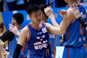 媒体人:还得是奇哥 回归四川男篮的首战就赢了 成都的王!